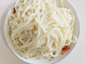 牛筋面提前泡软备用！（不要泡的时间太长，泡软即可，要不然泡的时间太长，下锅一煮就烂了！）