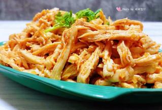 将酱料拌匀入味吃起来更加爽口