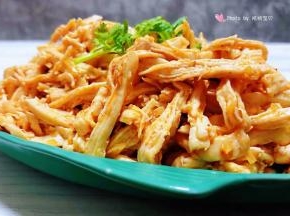 将酱料拌匀入味吃起来更加爽口