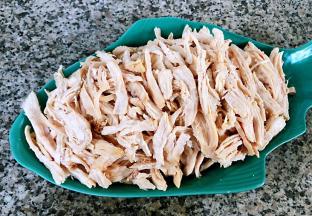 撕好的鸡胸脯肉摆入盘中