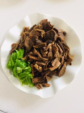 萝卜干提前用温水泡软切成块，青椒切成块备用！