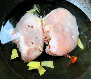 鸡胸脯肉放入锅中添加适量清水再放入姜片、花椒、八角