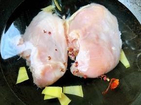 鸡胸脯肉放入锅中添加适量清水再放入姜片、花椒、八角