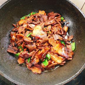 起锅前放入适量的鸡精翻炒均匀即可！