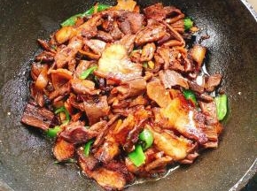 起锅前放入适量的鸡精翻炒均匀即可！