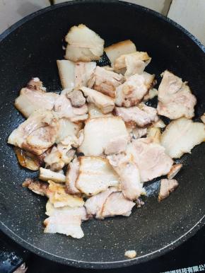 锅烧热，放入猪肉翻炒至变色！微焦！