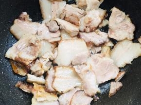 锅烧热，放入猪肉翻炒至变色！微焦！