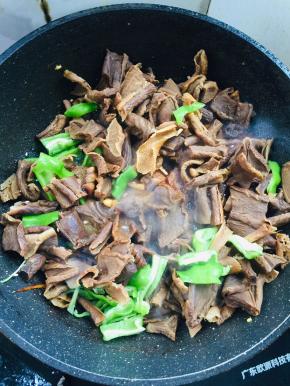 放入萝卜干和青椒翻炒片刻！