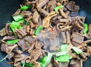 放入萝卜干和青椒翻炒片刻！