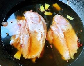 放入调味料一品鲜酱油、蚝油、糖大火煮起来