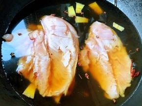 放入调味料一品鲜酱油、蚝油、糖大火煮起来