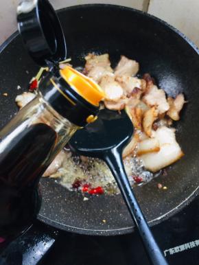 放入适量的红烧酱油调色！