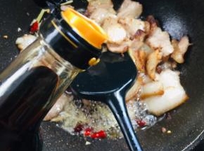 放入适量的红烧酱油调色！