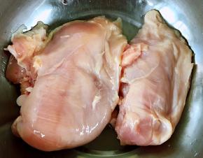 新鲜的鸡胸脯肉洗净备用