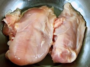 新鲜的鸡胸脯肉洗净备用