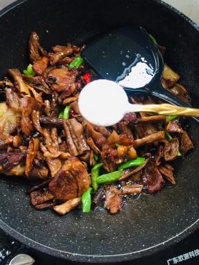 加入一勺盐调味！