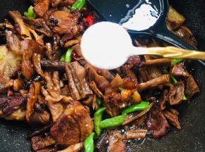 加入一勺盐调味！