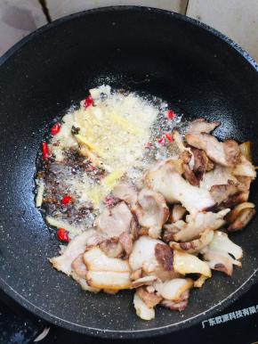 放入生姜，花椒，蒜瓣，干辣椒爆香！