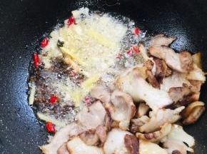 放入生姜，花椒，蒜瓣，干辣椒爆香！