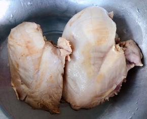 鸡胸脯肉取出晾凉至不烫手