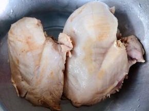 鸡胸脯肉取出晾凉至不烫手