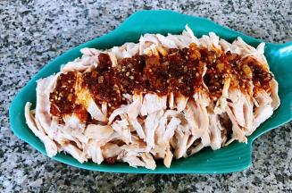 自制辣椒油、糖、味精、醋、盐拌匀淋在鸡胸脯肉上