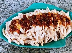 自制辣椒油、糖、味精、醋、盐拌匀淋在鸡胸脯肉上