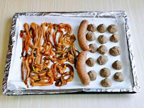 烤盘首先垫上锡纸，再垫上油纸，把食材摆放在烤盘上。