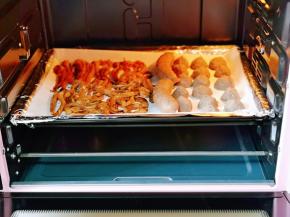 烤箱提前预热，再把烤盘入烤箱中层。