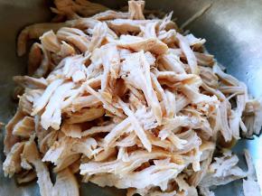 需要耐心的把鸡胸脯肉撕成丝状