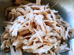需要耐心的把鸡胸脯肉撕成丝状
