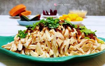 鸡胸脯肉脂肪含量极少非常适合减肥的小伙伴们吃噢