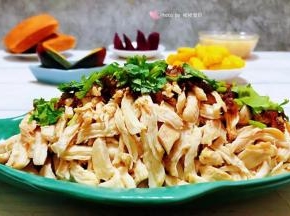 鸡胸脯肉脂肪含量极少非常适合减肥的小伙伴们吃噢