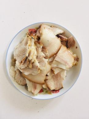 煮熟的肉切成薄片备用！