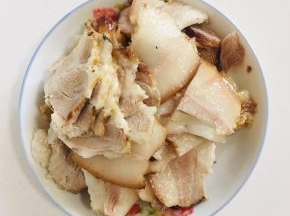 煮熟的肉切成薄片备用！