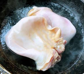 在市场买到新鲜的猪耳让老板处理好猪毛回来洗净放入开水中焯水去除杂质