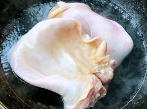 在市场买到新鲜的猪耳让老板处理好猪毛回来洗净放入开水中焯水去除杂质