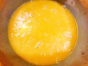 用蛋抽搅拌至乳化