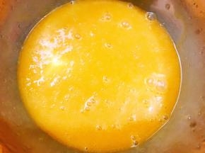 用蛋抽搅拌至乳化