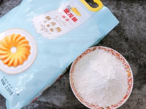 秤取230克糕点粉，加入泡打粉和小苏打拌匀