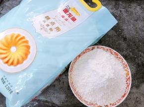 秤取230克糕点粉，加入泡打粉和小苏打拌匀