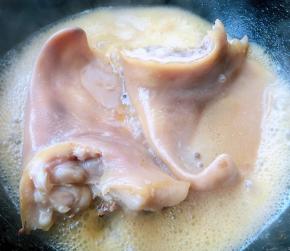 猪耳正在锅中跳着舞满屋飘香