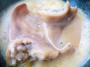 猪耳正在锅中跳着舞满屋飘香