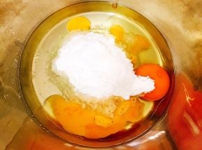 加入细砂糖或者糖粉