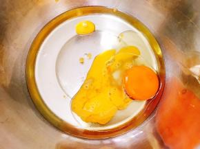 盆里加入玉米油和全蛋液