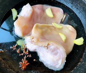 猪耳放入锅中添加适量清水放入花椒、八角、姜片