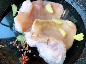 猪耳放入锅中添加适量清水放入花椒、八角、姜片