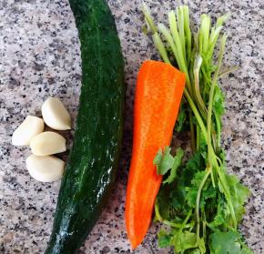 准备黄瓜、胡萝卜、香菜、蒜