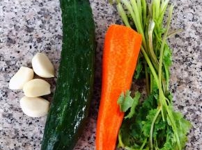 准备黄瓜、胡萝卜、香菜、蒜