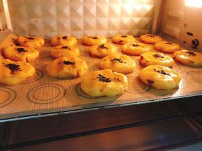 放入预热好的烤箱中层180度烤25分钟左右表面金黄即可